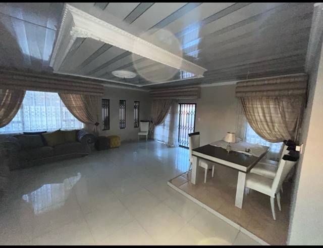 5 BEDROOM FREEHOLD FOR SALE IN CULEMBORG PARK